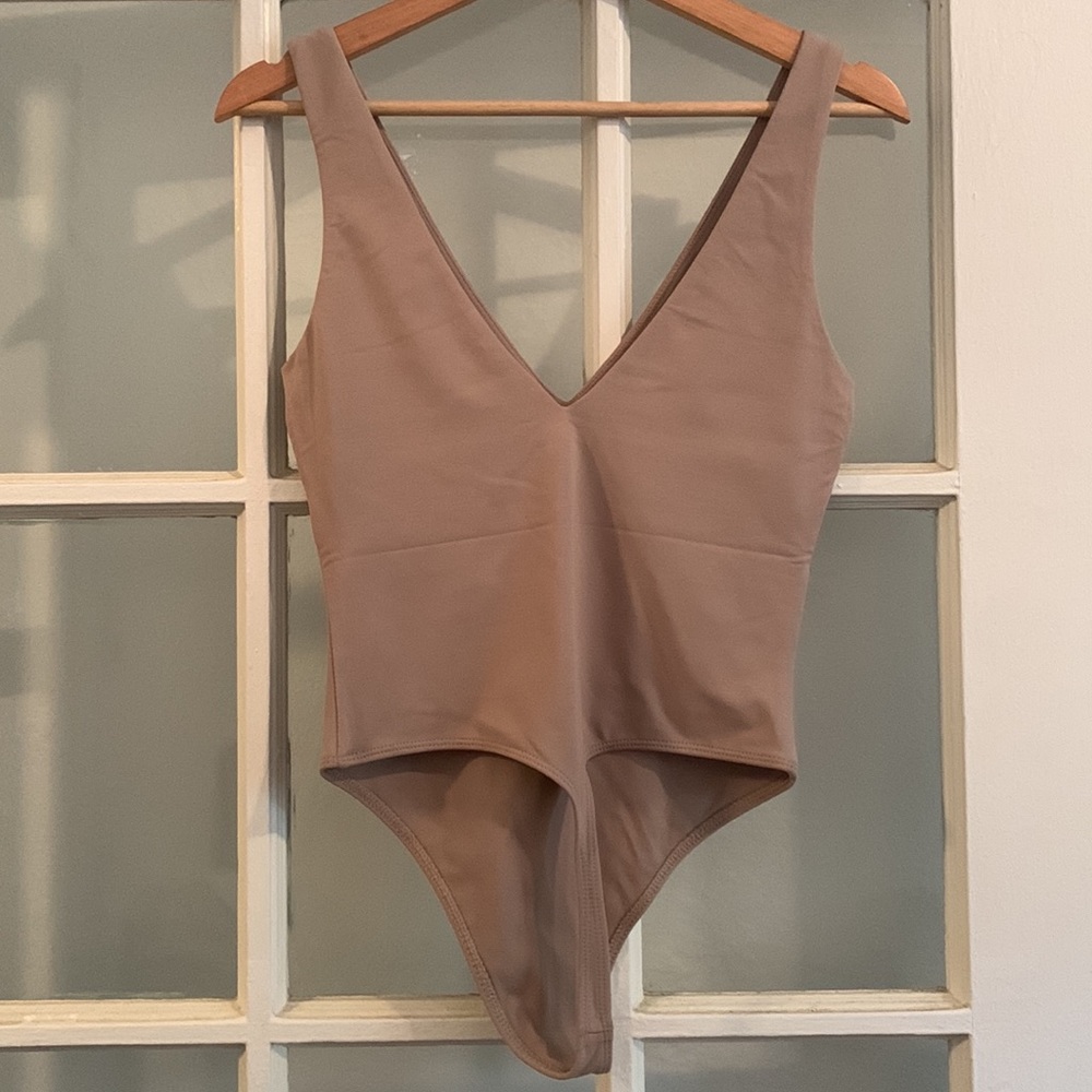 NWOT Aritzia Babaton deep v neck taupe body suite - medium - Picture 6 of 7